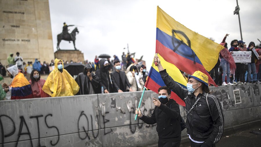 Demonstranten protestieren in Bogota gegen die Steuerreform in Kolumbien / © Ivan Valencia (dpa)