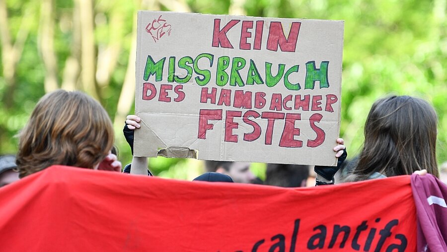 Demonstranten vor dem Hambacher Schloss / © Uwe Anspach (dpa)