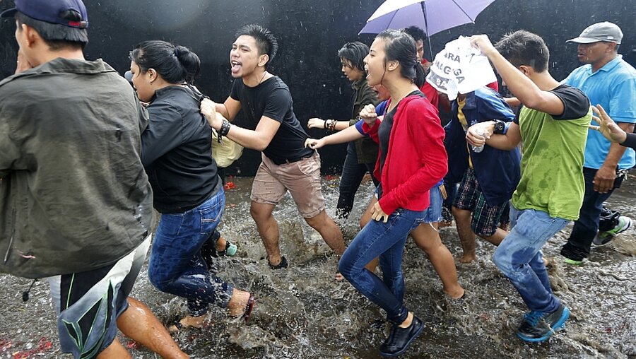 Demonstranten während des 120. Unabhängigkeitstags der Philippinen / © Bullit Marquez (dpa)
