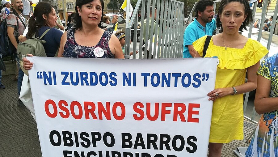 Demonstration gegen Bischof Juan Barros / © Jane Chambers (KNA)