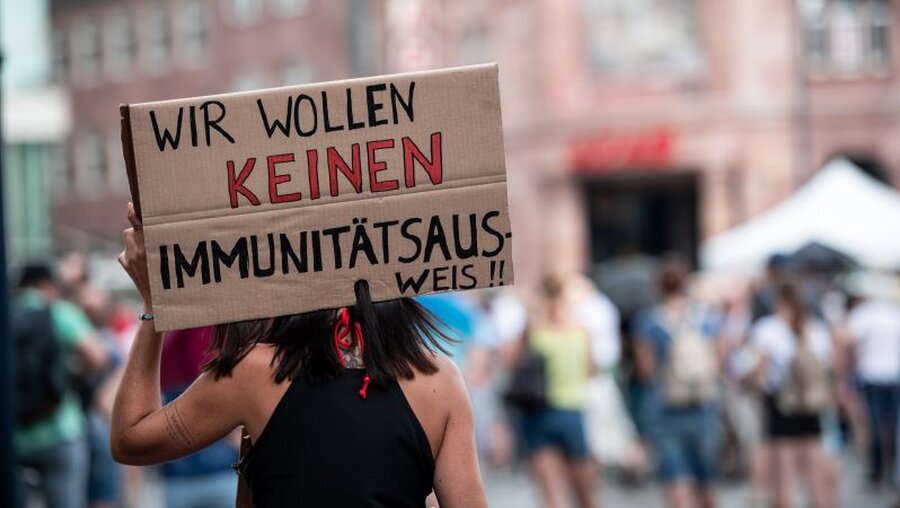 Demonstration gegen Coronaschutz-Maßnahmen in Dortmund / © Fabian Strauch (dpa)