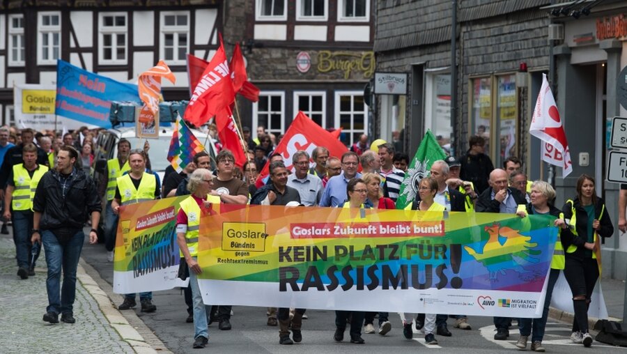 Demonstration gegen Naziaufmarsch in Goslar / © Swen Pförtner (dpa)