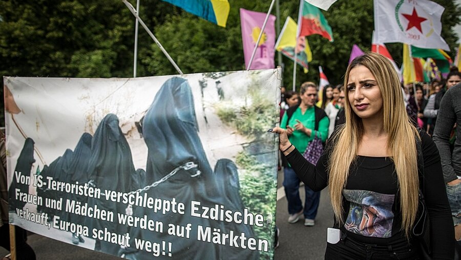 Protestzug der Jesiden / © Maja Hitij (dpa)