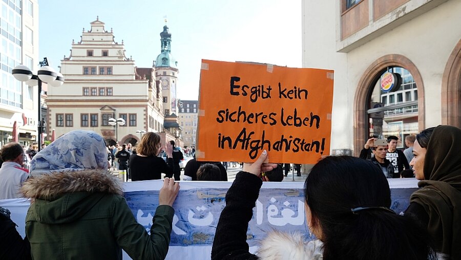 Demonstration "Stoppt Abschiebungen nach Afghanistan" in Leipzig / © Sebastian Willnow (dpa)