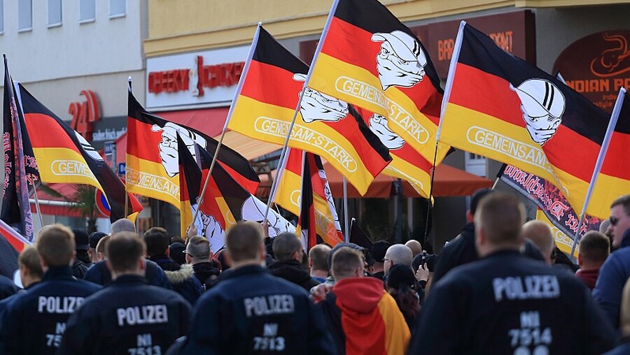 Demonstranten mit Deutschland-Fahnen / © Jens Wolf (dpa)
