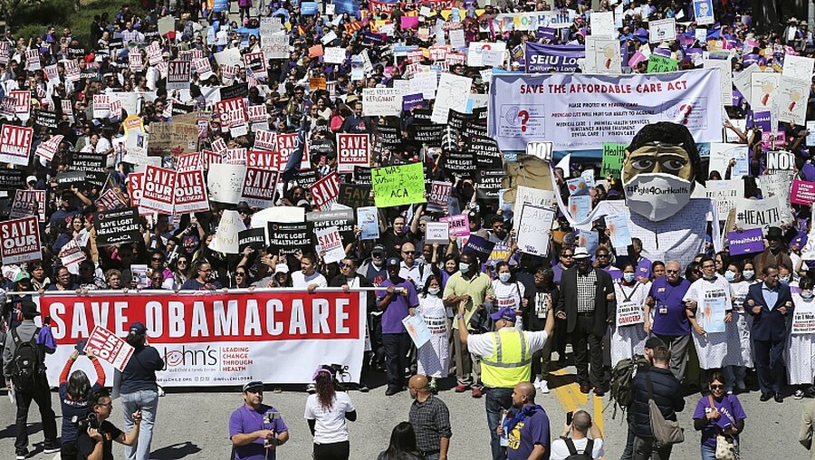 Demo gegen Trumps Gesundheitsreform in Los Angeles / © Reed Saxon/AP (dpa)