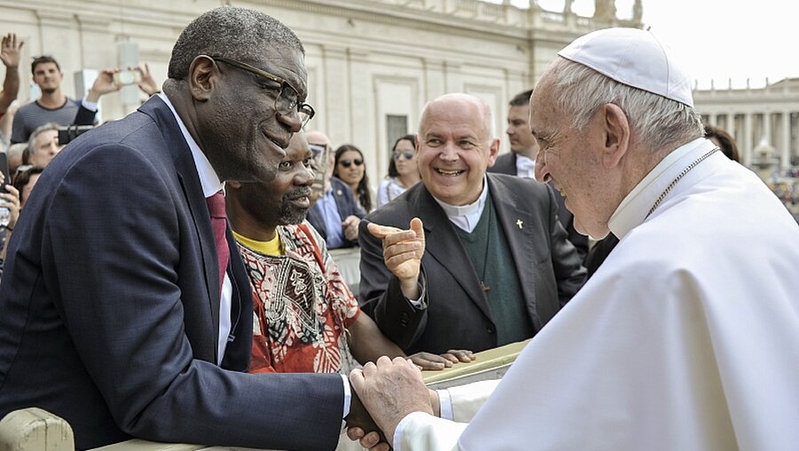 Denis Mukwege, Friedensnobelpreisträger und Gynäkologe, trifft Papst Franziskus / © Vatican Media/Romano Siciliani (KNA)