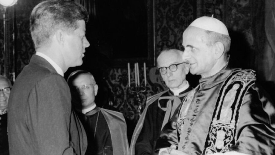 Der amerikanische Präsident John F. Kennedy (l.) und Papst Paul VI. 1963 im Vatikan / © Archiv (KNA)
