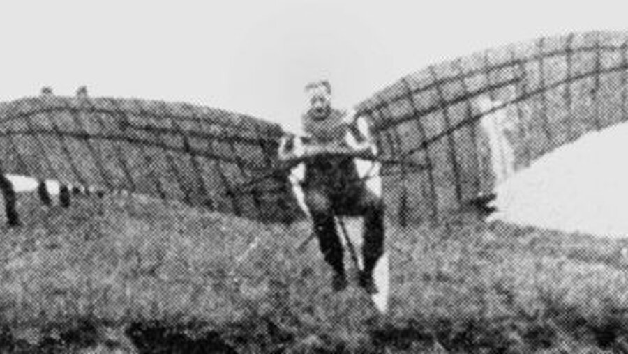 Der deutsche Ingenieur und Flugzeugpionier Otto Lilienthal bei einem seiner Gleitversuche in Derwitz / © Carl Kassner (dpa)