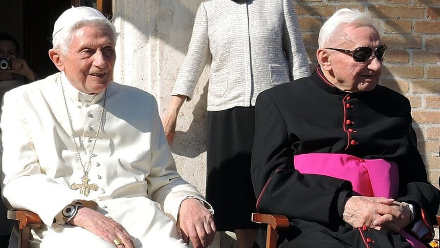 Der emeritierte Papst Benedikt XVI (l) und sein Bruder Georg im April 2017 / © Lena Klimkeit (dpa)