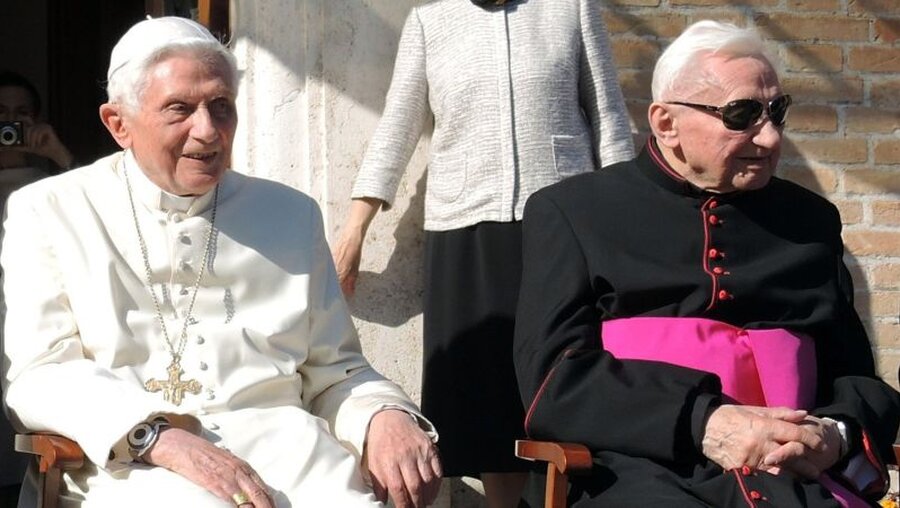 Der emeritierte Papst Benedikt XVI. (l) und sein Bruder Georg Ratzinger im Jahr 2017 / © Lena Klimkeit (dpa)
