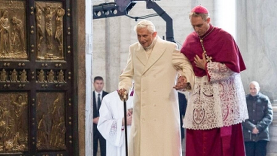 Der emeritierte Papst Benedikt XVI. und sein Privatsekretär, Kurienerzbischof Georg Gänswein im Dezember 2015. / © Osservatore Romano (KNA)