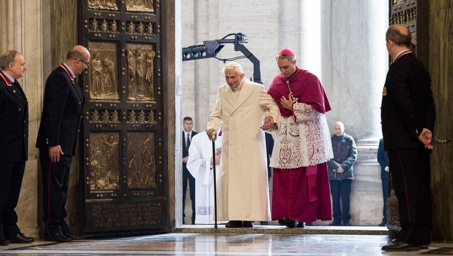 Der emeritierte Papst Benedikt XVI. und sein Privatsekretär, Kurienerzbischof Georg Gänswein im Dezember 2015. / © Osservatore Romano (KNA)