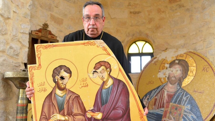 Der Erzbischof Jean-Abdo Arbach aus Homs zeigt vom IS geschändete Ikonen.  (KiN)