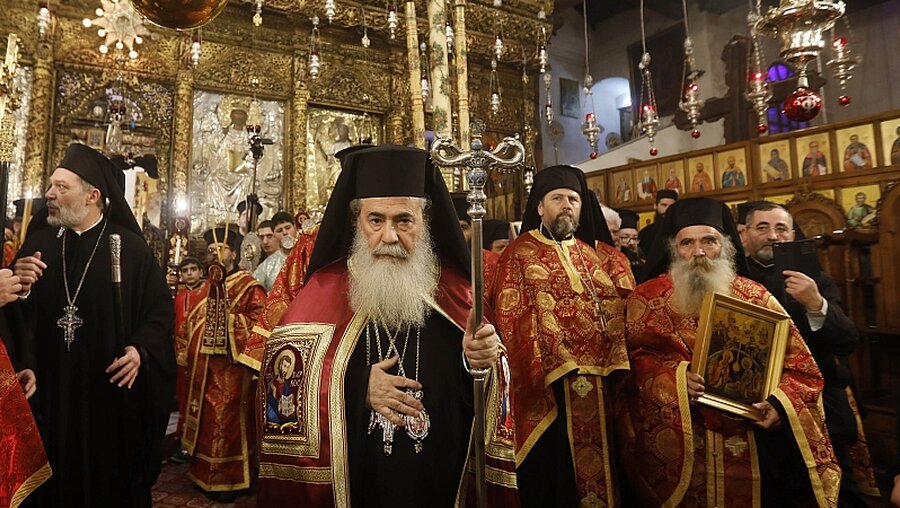 Der griechisch-orthodoxe Patriarch Theophilos III. nimmt in Bethlehem an einem Weihnachtsgottesdienst teil / © Wisam Hashlamoun (dpa)