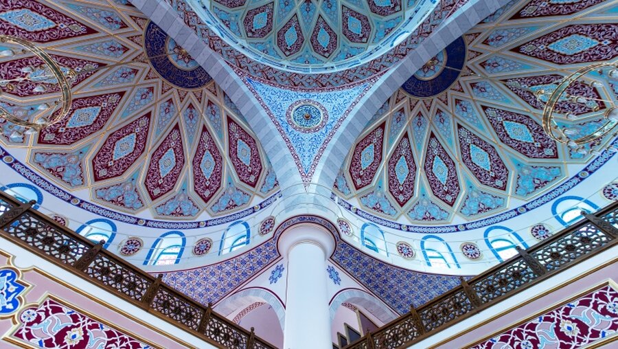Der Innenraum der Ditib-Merkez-Moschee in Duisburg / © Marcel Kusch (dpa)