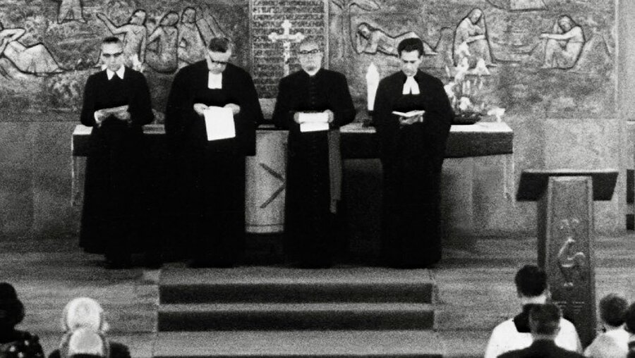 Der katholische Stadtpfarrer Walter Adlhoch (2.v.r.) bei einem Gottesdienst 1966 (KNA)