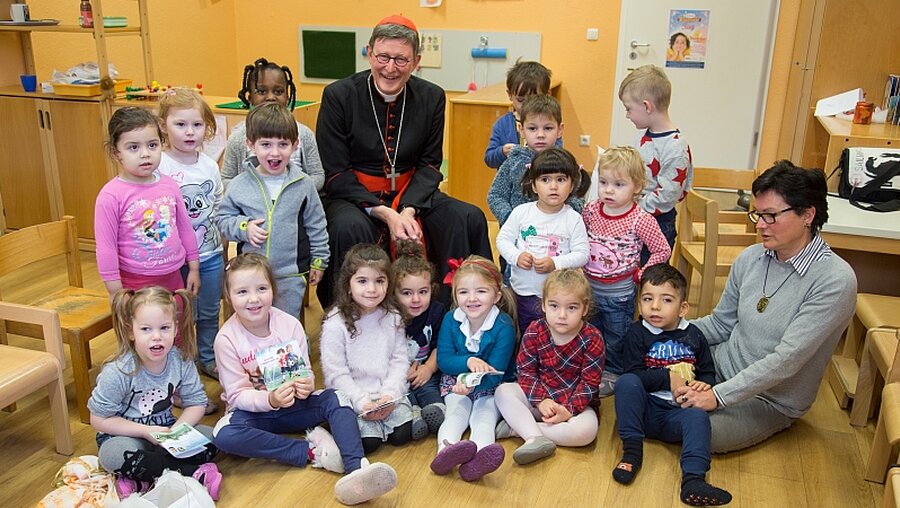 Der Kölner Erzbischof Rainer Maria Kardinal Woelki besucht Kinder in der inklusiven Kita Maria Hilf in Köln-Kalk / © Anita Hirschbeck (Erzbistum Köln)