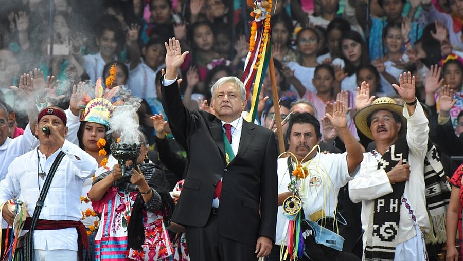 Der mexikanische Staatschef Andrés Manuel López Obrador bei einer indigenen Zeremonie / © Carlos Tischler (shutterstock)