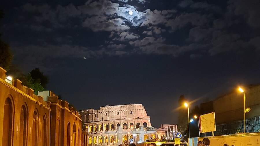 Der Mond über dem Kolosseum / © Renardo Schlegelmilch (DR)