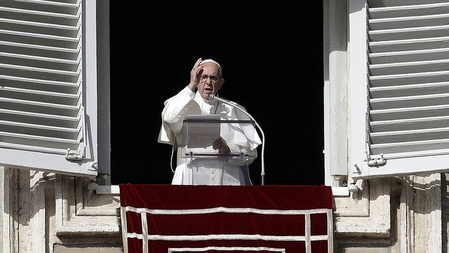 Der Papst beim Angelusgebet / © Gregorio Borgia (dpa)