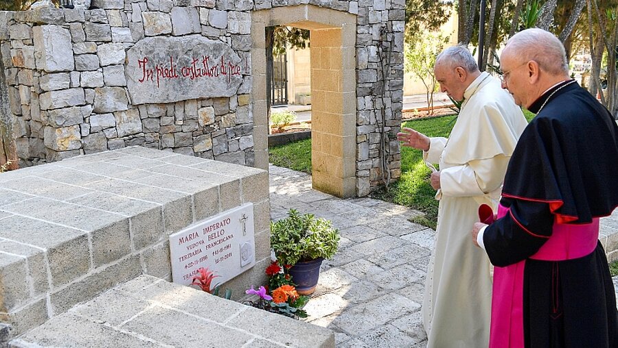 Papst Franziskus am Grab von "Don Tonino"  / © Vatican Media (KNA)