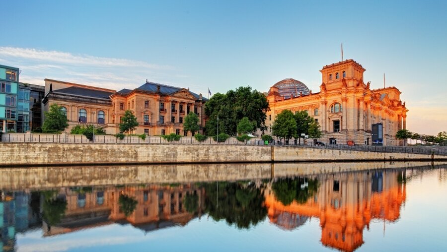 Der Reichstag spiegelt sich in der Spree / © TT Studio (shutterstock)