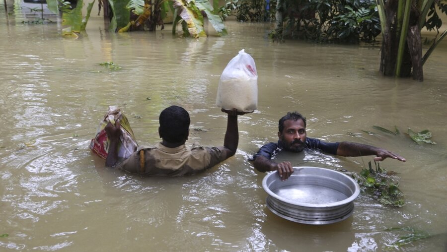 Der südindische Bundesstaat Kerala ist nach Regierungsangaben von der verheerendsten Flut der letzten 100 Jahre getroffen worden. / © Aijaz Rahi (dpa)