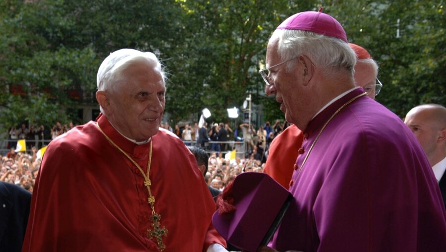 Der verstorbene Weihbischof Engelbert Siebler mit Papst Benedikt im Jahr 2006 (KNA)