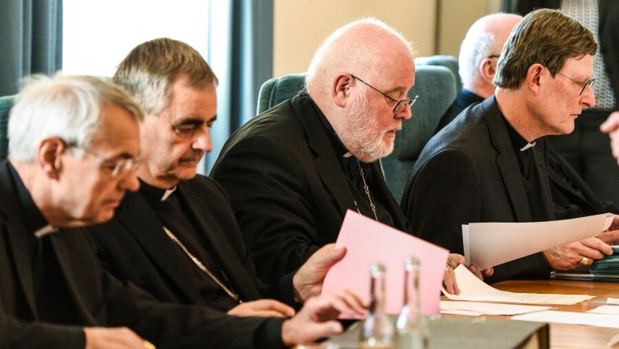 Deutsche Bischöfe mit Nuntius Eterovic (z.v.l.) / © Harald Oppitz (KNA)