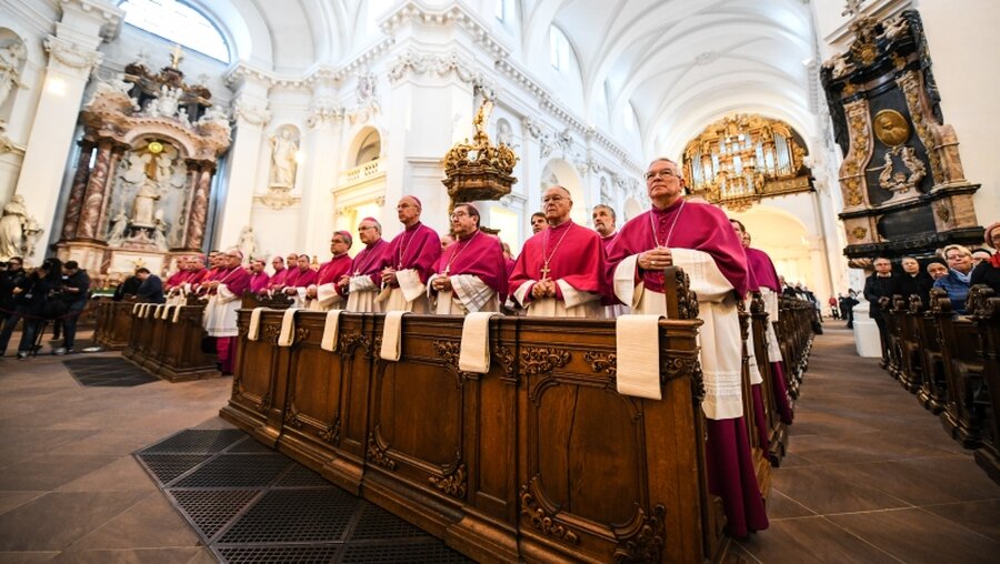 Kommen zur DBK-Vollversammlung zusammen: die deutschen Bischöfe / © Harald Oppitz (KNA)
