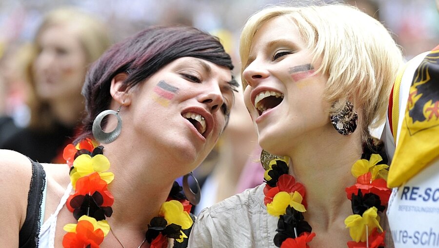 Deutsche Fans singen die Nationalhymne / © Rene Tillmann (dpa)