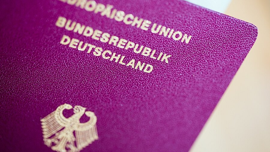 Der deutsche Reisepass / © Rolf Vennenbernd (dpa)
