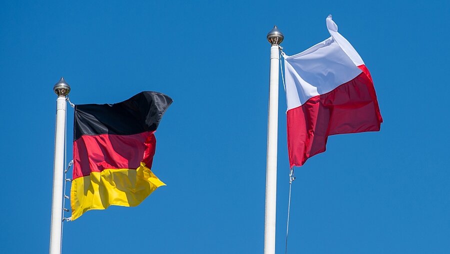 Fahnen von Deutschland und Polen / © Patrick Pleul (dpa)