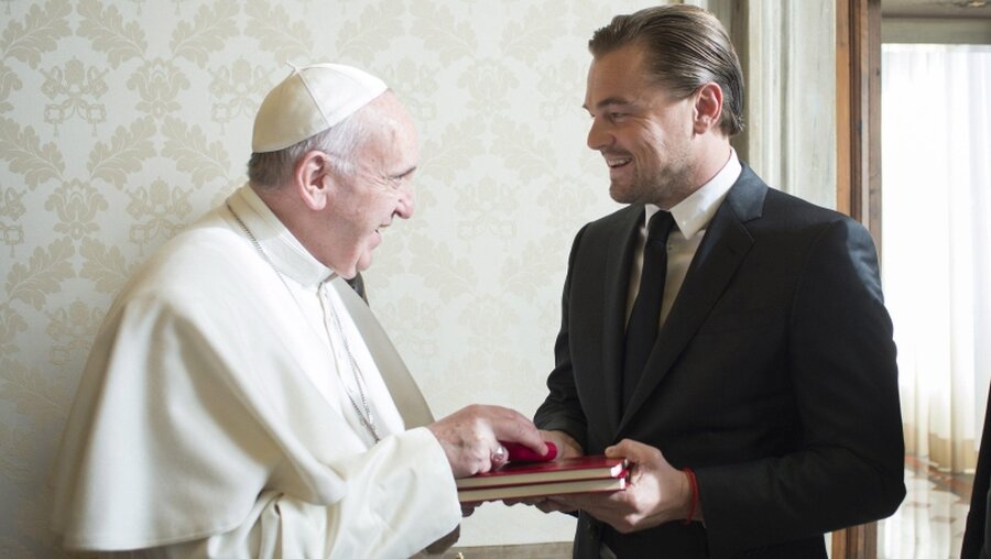 Papst Franziskus lud Leonardo di Caprio zur Privataudienz / © Osservatore Romano (dpa)