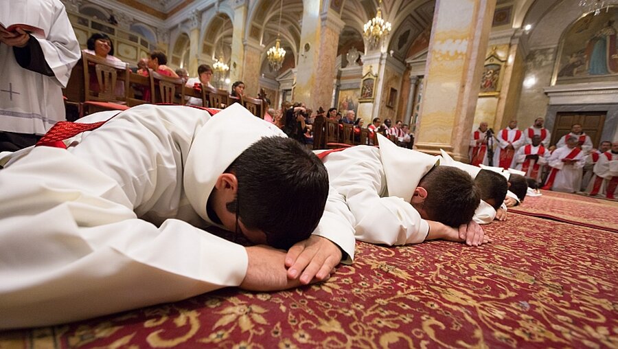  Diakonen- und Priesterweihe: Männern vorbehalten / © Andrea Krogmann (KNA)