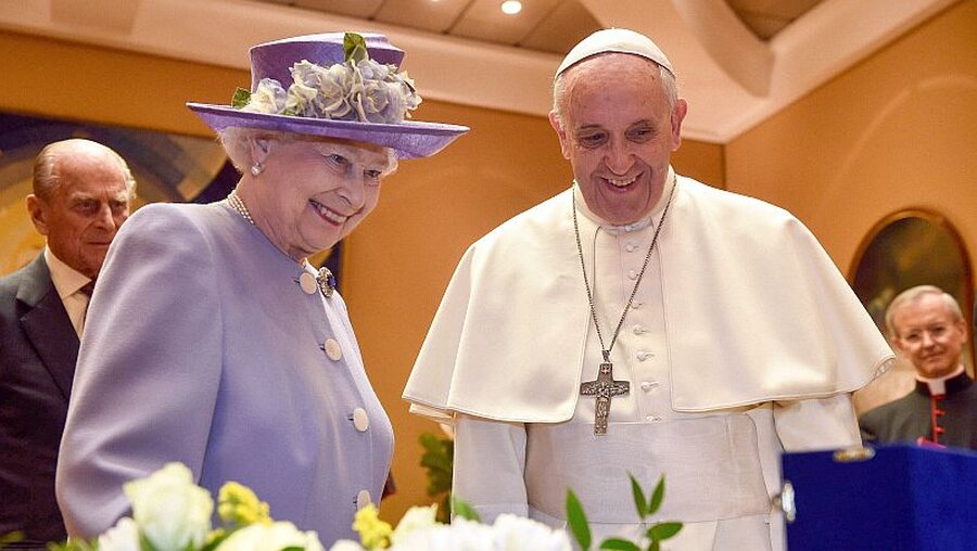 Die britische Königin Elizabeth II. und Papst Franziskus am 3. April 2014 / © Osservatore Romano/Romano Siciliani (KNA)