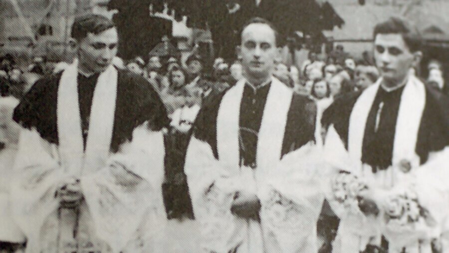 Die Brüder Georg (l.) und Joseph Ratzinger (r.) mit ihrem gemeinsamen Freund Rupert Berger  (KNA)