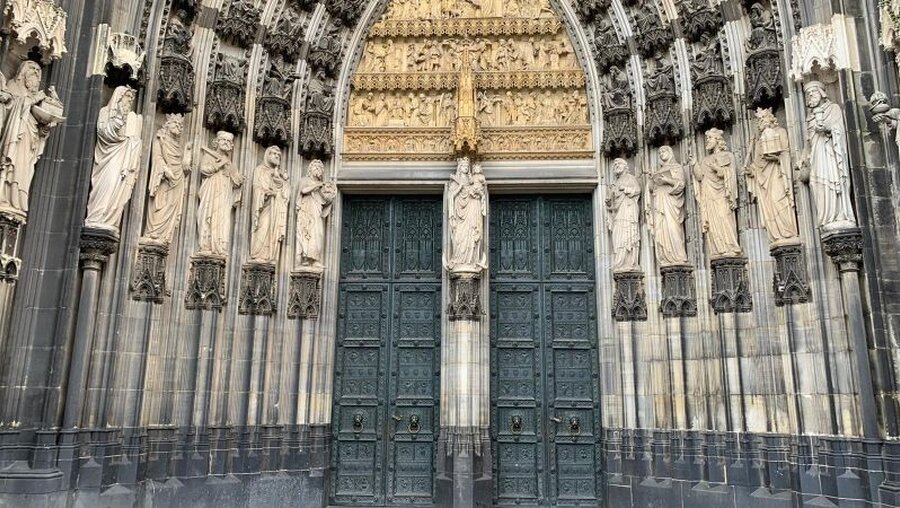 Die Eingangstür zum Kölner Dom ist verschlossen / © Alexander Foxius (DR)