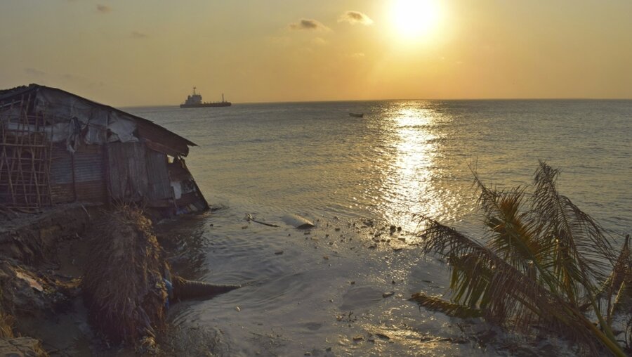 Die Folgen des Klimawandels: Eine kleine Hütte im Fischerviertel von Beira (Mosambik) ist eingestürzt / © Tanja Tricarico (epd)