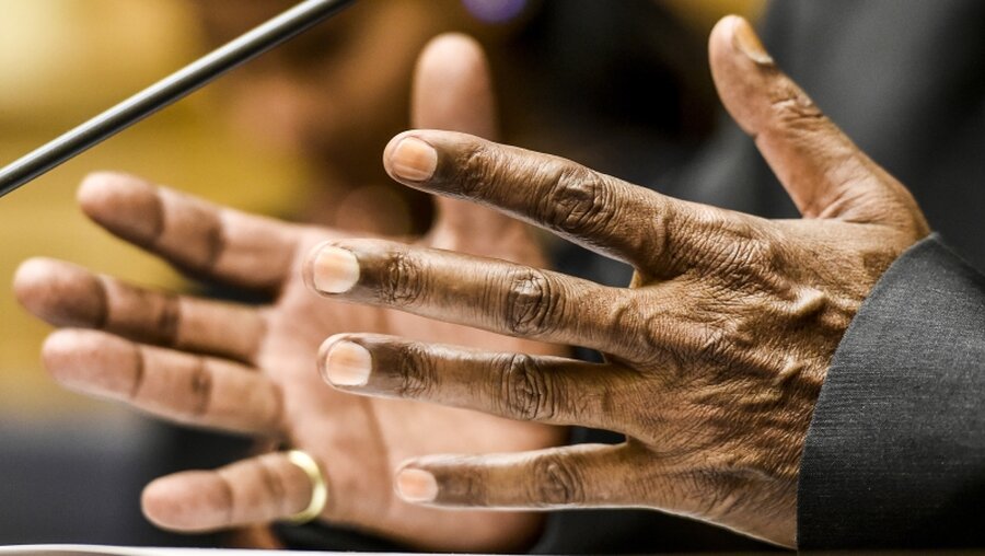 Die Hände von Ashiq Masih, Ehemann von Asia Bibi, bei einer Pressekonferenz in Rom / © Cristian Gennari (KNA)