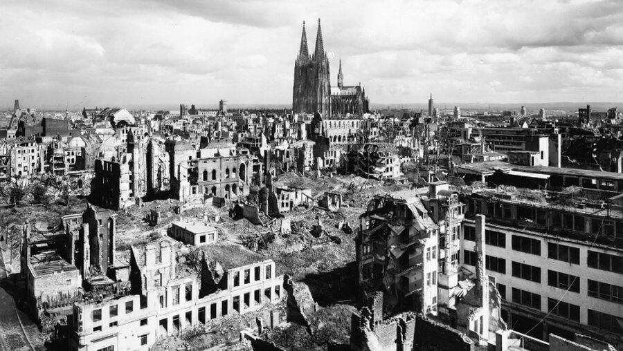 Die Innenstadt von Köln nach der Bombadierung durch die Alliierten 1945 / © akg-images GmbH (epd)