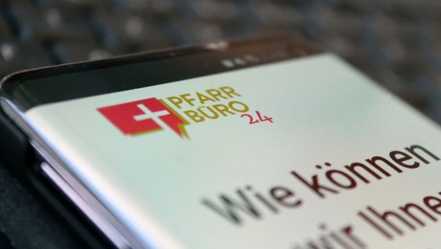 Die Internetseite pfarrbüro24.de auf dem Smartphone / © Gerald Mayer (DR)