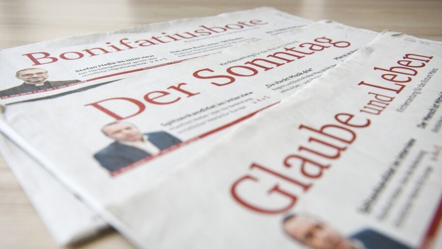 Die Kirchenzeitungen "Bonifatiusbote", "Der Sonntag", und "Glaube und Leben" / © Julia Steinbrecht (KNA)
