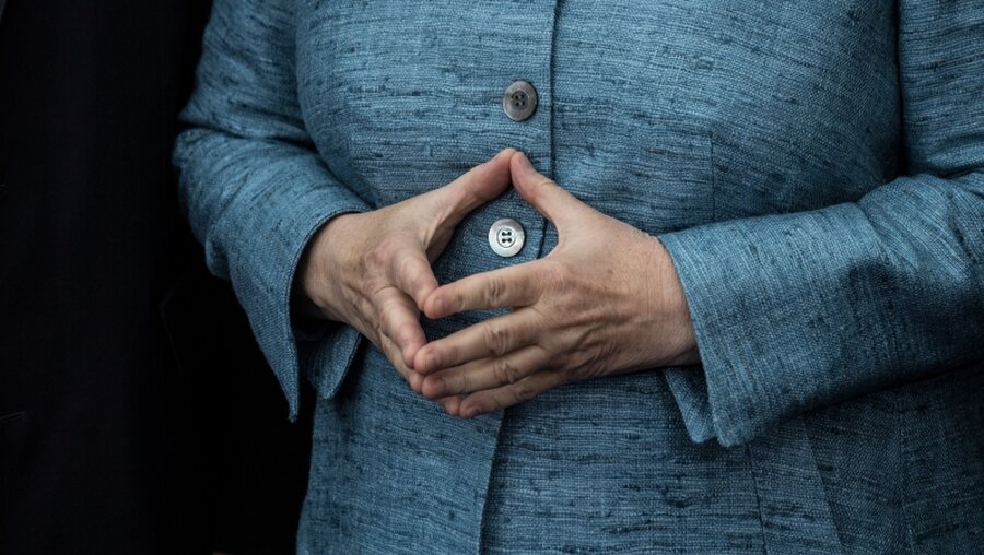 Die Merkel-Raute / © Boris Roessler (dpa)