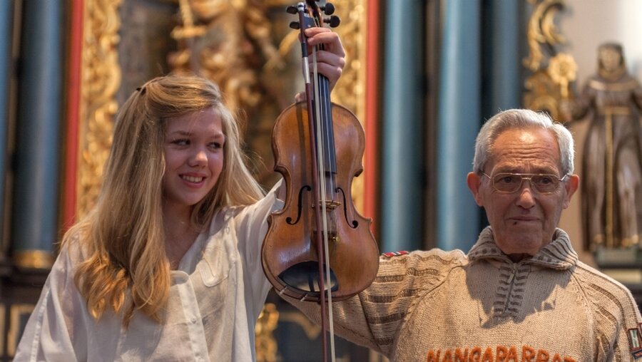Musik und Geige verbinden Judith Stapf und Jerzy Gross / © Markus Bollen (ak)