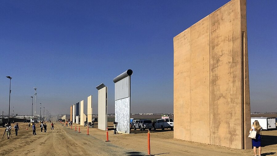 Die Prototypen verschiedener Mauermodelle für eine geplante Grenzmauer zwischen den USA und Mexiko in San Diego (USA) / © Elliott Spagat (dpa)