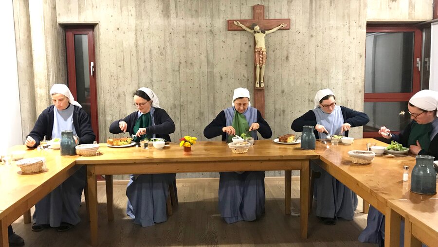 Die Schwestern von Jerusalem in Köln beim Abendessen / © MT (DR)