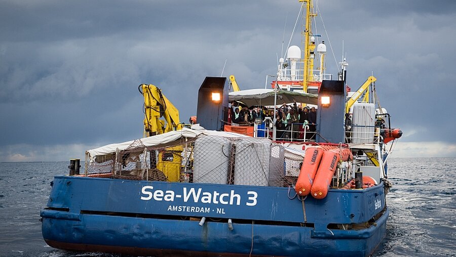 Die "Sea Watch 3" im Mittelmeer / © Chris Grodotzki (dpa)
