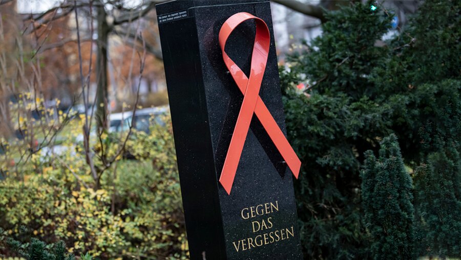 Die Stele gegen das Vergessen in Berlin-Schöneberg erinnert an die Opfer der Aids-Krankheit / © Fabian Sommer (dpa)